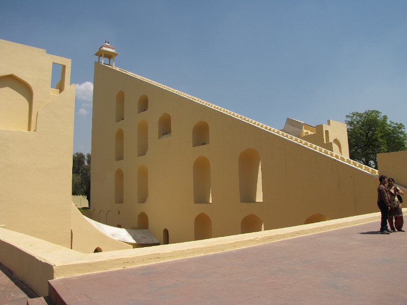 zonnewijzer_jantar mantar.jpg - Een grote zonnewijzer in de Jantar mantar.